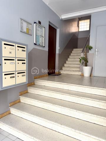 Découvrez cet appartement de type T3 de 67 m2 lumineux avec balcons, cave et stationnement au sein de la résidence.

Situé dans le secteur recherché de Toulon, Quartier Bon Rencontre, cet appartement T3 représente une belle opportunité pour un premier achat ou un investissement locatif.

Un emplacement stratégique : A proximité des commerces, des transports, écoles et axes principaux, Bon Rencontre séduit par sa facilité d'accès et son dynamisme. Un secteur pratique, bien desservi et recherché par les locataires.

Un appartement fonctionnel et agréable à vivre :
Dès l'entrée, vous découvrez un espace optimisé comprenant :
. Une cuisine équipée et aménagée ouverte sur la pièce de vie ;
. Un séjour lumineux donnant accès à un balcon ;
. Deux chambres dont une avec son balcon privatif ;
. Une salle de bains ;
. Un wc indépendant.

En complément :
. Une cave
. Stationnement libre au sein de la résidence
. Résidence avec ascenseur (accès par demi niveau)
L'accès se fait par quelques marches à l'entrée de l'immeuble, puis ascenseur jusqu'au palier intermédiaire, suivi de quelques marches supplémentaires pour accéder à l'appartement situé au 3ème étage.

Les + :
. Double vitrage ;
. Porte d'entrée 3 points ;
. Double extérieur ;
. Bonne distribution des espaces ;
. Configuration optimisée ;
. Résidence entretenue ;
. Parfait investissement locatif (forte demande sur le secteur)

Un bien équilibré, pratique et bien situé, offrant un excellent rapport emplacement / surface / potentiel.
A visiter sans tarder ! Contactez-nous au 06.51.40.53.36