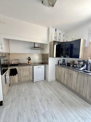 Découvrez cet appartement de type T3 de 67 m2 lumineux avec balcons, cave et stationnement au sein de la résidence.

Situé dans le secteur recherché de Toulon, Quartier Bon Rencontre, cet appartement T3 représente une belle opportunité pour un premier achat ou un investissement locatif.

Un emplacement stratégique : A proximité des commerces, des transports, écoles et axes principaux, Bon Rencontre séduit par sa facilité d'accès et son dynamisme. Un secteur pratique, bien desservi et recherché par les locataires.

Un appartement fonctionnel et agréable à vivre :
Dès l'entrée, vous découvrez un espace optimisé comprenant :
. Une cuisine équipée et aménagée ouverte sur la pièce de vie ;
. Un séjour lumineux donnant accès à un balcon ;
. Deux chambres dont une avec son balcon privatif ;
. Une salle de bains ;
. Un wc indépendant.

En complément :
. Une cave
. Stationnement libre au sein de la résidence
. Résidence avec ascenseur (accès par demi niveau)
L'accès se fait par quelques marches à l'entrée de l'immeuble, puis ascenseur jusqu'au palier intermédiaire, suivi de quelques marches supplémentaires pour accéder à l'appartement situé au 3ème étage.

Les + :
. Double vitrage ;
. Porte d'entrée 3 points ;
. Double extérieur ;
. Bonne distribution des espaces ;
. Configuration optimisée ;
. Résidence entretenue ;
. Parfait investissement locatif (forte demande sur le secteur)

Un bien équilibré, pratique et bien situé, offrant un excellent rapport emplacement / surface / potentiel.
A visiter sans tarder ! Contactez-nous au 06.51.40.53.36