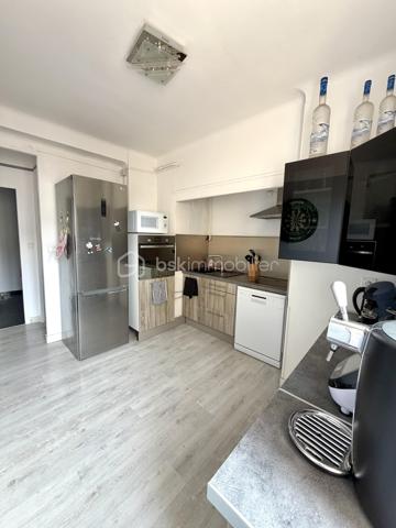 Découvrez cet appartement de type T3 de 67 m2 lumineux avec balcons, cave et stationnement au sein de la résidence.

Situé dans le secteur recherché de Toulon, Quartier Bon Rencontre, cet appartement T3 représente une belle opportunité pour un premier achat ou un investissement locatif.

Un emplacement stratégique : A proximité des commerces, des transports, écoles et axes principaux, Bon Rencontre séduit par sa facilité d'accès et son dynamisme. Un secteur pratique, bien desservi et recherché par les locataires.

Un appartement fonctionnel et agréable à vivre :
Dès l'entrée, vous découvrez un espace optimisé comprenant :
. Une cuisine équipée et aménagée ouverte sur la pièce de vie ;
. Un séjour lumineux donnant accès à un balcon ;
. Deux chambres dont une avec son balcon privatif ;
. Une salle de bains ;
. Un wc indépendant.

En complément :
. Une cave
. Stationnement libre au sein de la résidence
. Résidence avec ascenseur (accès par demi niveau)
L'accès se fait par quelques marches à l'entrée de l'immeuble, puis ascenseur jusqu'au palier intermédiaire, suivi de quelques marches supplémentaires pour accéder à l'appartement situé au 3ème étage.

Les + :
. Double vitrage ;
. Porte d'entrée 3 points ;
. Double extérieur ;
. Bonne distribution des espaces ;
. Configuration optimisée ;
. Résidence entretenue ;
. Parfait investissement locatif (forte demande sur le secteur)

Un bien équilibré, pratique et bien situé, offrant un excellent rapport emplacement / surface / potentiel.
A visiter sans tarder ! Contactez-nous au 06.51.40.53.36