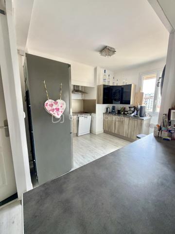 Découvrez cet appartement de type T3 de 67 m2 lumineux avec balcons, cave et stationnement au sein de la résidence.

Situé dans le secteur recherché de Toulon, Quartier Bon Rencontre, cet appartement T3 représente une belle opportunité pour un premier achat ou un investissement locatif.

Un emplacement stratégique : A proximité des commerces, des transports, écoles et axes principaux, Bon Rencontre séduit par sa facilité d'accès et son dynamisme. Un secteur pratique, bien desservi et recherché par les locataires.

Un appartement fonctionnel et agréable à vivre :
Dès l'entrée, vous découvrez un espace optimisé comprenant :
. Une cuisine équipée et aménagée ouverte sur la pièce de vie ;
. Un séjour lumineux donnant accès à un balcon ;
. Deux chambres dont une avec son balcon privatif ;
. Une salle de bains ;
. Un wc indépendant.

En complément :
. Une cave
. Stationnement libre au sein de la résidence
. Résidence avec ascenseur (accès par demi niveau)
L'accès se fait par quelques marches à l'entrée de l'immeuble, puis ascenseur jusqu'au palier intermédiaire, suivi de quelques marches supplémentaires pour accéder à l'appartement situé au 3ème étage.

Les + :
. Double vitrage ;
. Porte d'entrée 3 points ;
. Double extérieur ;
. Bonne distribution des espaces ;
. Configuration optimisée ;
. Résidence entretenue ;
. Parfait investissement locatif (forte demande sur le secteur)

Un bien équilibré, pratique et bien situé, offrant un excellent rapport emplacement / surface / potentiel.
A visiter sans tarder ! Contactez-nous au 06.51.40.53.36