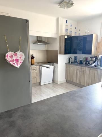 Découvrez cet appartement de type T3 de 67 m2 lumineux avec balcons, cave et stationnement au sein de la résidence.

Situé dans le secteur recherché de Toulon, Quartier Bon Rencontre, cet appartement T3 représente une belle opportunité pour un premier achat ou un investissement locatif.

Un emplacement stratégique : A proximité des commerces, des transports, écoles et axes principaux, Bon Rencontre séduit par sa facilité d'accès et son dynamisme. Un secteur pratique, bien desservi et recherché par les locataires.

Un appartement fonctionnel et agréable à vivre :
Dès l'entrée, vous découvrez un espace optimisé comprenant :
. Une cuisine équipée et aménagée ouverte sur la pièce de vie ;
. Un séjour lumineux donnant accès à un balcon ;
. Deux chambres dont une avec son balcon privatif ;
. Une salle de bains ;
. Un wc indépendant.

En complément :
. Une cave
. Stationnement libre au sein de la résidence
. Résidence avec ascenseur (accès par demi niveau)
L'accès se fait par quelques marches à l'entrée de l'immeuble, puis ascenseur jusqu'au palier intermédiaire, suivi de quelques marches supplémentaires pour accéder à l'appartement situé au 3ème étage.

Les + :
. Double vitrage ;
. Porte d'entrée 3 points ;
. Double extérieur ;
. Bonne distribution des espaces ;
. Configuration optimisée ;
. Résidence entretenue ;
. Parfait investissement locatif (forte demande sur le secteur)

Un bien équilibré, pratique et bien situé, offrant un excellent rapport emplacement / surface / potentiel.
A visiter sans tarder ! Contactez-nous au 06.51.40.53.36