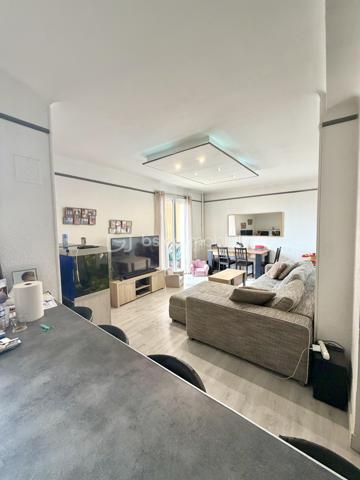 Découvrez cet appartement de type T3 de 67 m2 lumineux avec balcons, cave et stationnement au sein de la résidence.

Situé dans le secteur recherché de Toulon, Quartier Bon Rencontre, cet appartement T3 représente une belle opportunité pour un premier achat ou un investissement locatif.

Un emplacement stratégique : A proximité des commerces, des transports, écoles et axes principaux, Bon Rencontre séduit par sa facilité d'accès et son dynamisme. Un secteur pratique, bien desservi et recherché par les locataires.

Un appartement fonctionnel et agréable à vivre :
Dès l'entrée, vous découvrez un espace optimisé comprenant :
. Une cuisine équipée et aménagée ouverte sur la pièce de vie ;
. Un séjour lumineux donnant accès à un balcon ;
. Deux chambres dont une avec son balcon privatif ;
. Une salle de bains ;
. Un wc indépendant.

En complément :
. Une cave
. Stationnement libre au sein de la résidence
. Résidence avec ascenseur (accès par demi niveau)
L'accès se fait par quelques marches à l'entrée de l'immeuble, puis ascenseur jusqu'au palier intermédiaire, suivi de quelques marches supplémentaires pour accéder à l'appartement situé au 3ème étage.

Les + :
. Double vitrage ;
. Porte d'entrée 3 points ;
. Double extérieur ;
. Bonne distribution des espaces ;
. Configuration optimisée ;
. Résidence entretenue ;
. Parfait investissement locatif (forte demande sur le secteur)

Un bien équilibré, pratique et bien situé, offrant un excellent rapport emplacement / surface / potentiel.
A visiter sans tarder ! Contactez-nous au 06.51.40.53.36