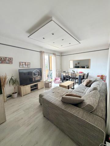 Découvrez cet appartement de type T3 de 67 m2 lumineux avec balcons, cave et stationnement au sein de la résidence.

Situé dans le secteur recherché de Toulon, Quartier Bon Rencontre, cet appartement T3 représente une belle opportunité pour un premier achat ou un investissement locatif.

Un emplacement stratégique : A proximité des commerces, des transports, écoles et axes principaux, Bon Rencontre séduit par sa facilité d'accès et son dynamisme. Un secteur pratique, bien desservi et recherché par les locataires.

Un appartement fonctionnel et agréable à vivre :
Dès l'entrée, vous découvrez un espace optimisé comprenant :
. Une cuisine équipée et aménagée ouverte sur la pièce de vie ;
. Un séjour lumineux donnant accès à un balcon ;
. Deux chambres dont une avec son balcon privatif ;
. Une salle de bains ;
. Un wc indépendant.

En complément :
. Une cave
. Stationnement libre au sein de la résidence
. Résidence avec ascenseur (accès par demi niveau)
L'accès se fait par quelques marches à l'entrée de l'immeuble, puis ascenseur jusqu'au palier intermédiaire, suivi de quelques marches supplémentaires pour accéder à l'appartement situé au 3ème étage.

Les + :
. Double vitrage ;
. Porte d'entrée 3 points ;
. Double extérieur ;
. Bonne distribution des espaces ;
. Configuration optimisée ;
. Résidence entretenue ;
. Parfait investissement locatif (forte demande sur le secteur)

Un bien équilibré, pratique et bien situé, offrant un excellent rapport emplacement / surface / potentiel.
A visiter sans tarder ! Contactez-nous au 06.51.40.53.36