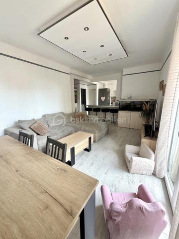 Découvrez cet appartement de type T3 de 67 m2 lumineux avec balcons, cave et stationnement au sein de la résidence.

Situé dans le secteur recherché de Toulon, Quartier Bon Rencontre, cet appartement T3 représente une belle opportunité pour un premier achat ou un investissement locatif.

Un emplacement stratégique : A proximité des commerces, des transports, écoles et axes principaux, Bon Rencontre séduit par sa facilité d'accès et son dynamisme. Un secteur pratique, bien desservi et recherché par les locataires.

Un appartement fonctionnel et agréable à vivre :
Dès l'entrée, vous découvrez un espace optimisé comprenant :
. Une cuisine équipée et aménagée ouverte sur la pièce de vie ;
. Un séjour lumineux donnant accès à un balcon ;
. Deux chambres dont une avec son balcon privatif ;
. Une salle de bains ;
. Un wc indépendant.

En complément :
. Une cave
. Stationnement libre au sein de la résidence
. Résidence avec ascenseur (accès par demi niveau)
L'accès se fait par quelques marches à l'entrée de l'immeuble, puis ascenseur jusqu'au palier intermédiaire, suivi de quelques marches supplémentaires pour accéder à l'appartement situé au 3ème étage.

Les + :
. Double vitrage ;
. Porte d'entrée 3 points ;
. Double extérieur ;
. Bonne distribution des espaces ;
. Configuration optimisée ;
. Résidence entretenue ;
. Parfait investissement locatif (forte demande sur le secteur)

Un bien équilibré, pratique et bien situé, offrant un excellent rapport emplacement / surface / potentiel.
A visiter sans tarder ! Contactez-nous au 06.51.40.53.36
