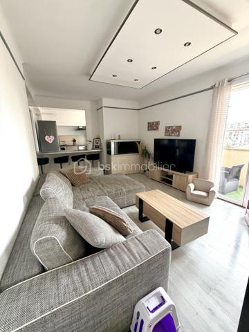 Découvrez cet appartement de type T3 de 67 m2 lumineux avec balcons, cave et stationnement au sein de la résidence.

Situé dans le secteur recherché de Toulon, Quartier Bon Rencontre, cet appartement T3 représente une belle opportunité pour un premier achat ou un investissement locatif.

Un emplacement stratégique : A proximité des commerces, des transports, écoles et axes principaux, Bon Rencontre séduit par sa facilité d'accès et son dynamisme. Un secteur pratique, bien desservi et recherché par les locataires.

Un appartement fonctionnel et agréable à vivre :
Dès l'entrée, vous découvrez un espace optimisé comprenant :
. Une cuisine équipée et aménagée ouverte sur la pièce de vie ;
. Un séjour lumineux donnant accès à un balcon ;
. Deux chambres dont une avec son balcon privatif ;
. Une salle de bains ;
. Un wc indépendant.

En complément :
. Une cave
. Stationnement libre au sein de la résidence
. Résidence avec ascenseur (accès par demi niveau)
L'accès se fait par quelques marches à l'entrée de l'immeuble, puis ascenseur jusqu'au palier intermédiaire, suivi de quelques marches supplémentaires pour accéder à l'appartement situé au 3ème étage.

Les + :
. Double vitrage ;
. Porte d'entrée 3 points ;
. Double extérieur ;
. Bonne distribution des espaces ;
. Configuration optimisée ;
. Résidence entretenue ;
. Parfait investissement locatif (forte demande sur le secteur)

Un bien équilibré, pratique et bien situé, offrant un excellent rapport emplacement / surface / potentiel.
A visiter sans tarder ! Contactez-nous au 06.51.40.53.36
