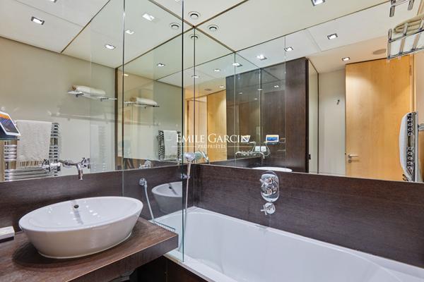 A vendre- Appartement avec terrasse - 90 m² - deux chambres -Neuilly sur Seine