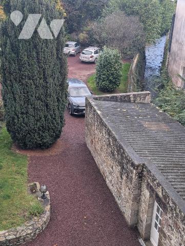 LANNION – Plein centre-ville – Immeuble avec local commercial et habitation sur parcelle constructib