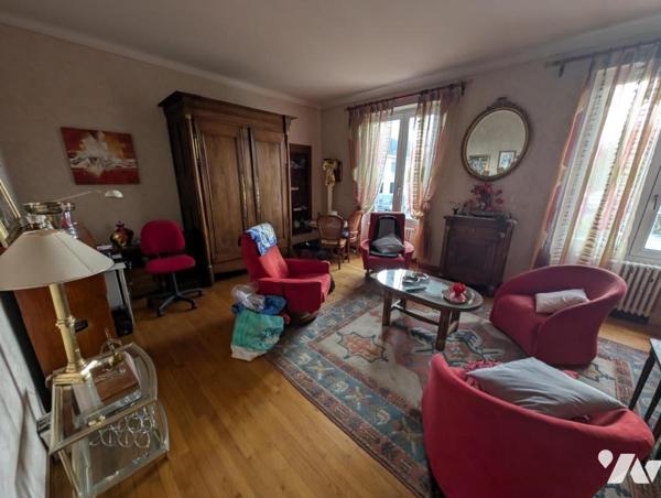 LANNION – Plein centre-ville – Immeuble avec local commercial et habitation sur parcelle constructib