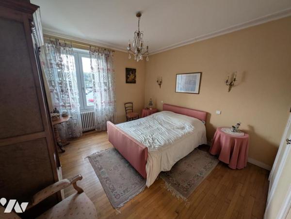 LANNION – Plein centre-ville – Immeuble avec local commercial et habitation sur parcelle constructib