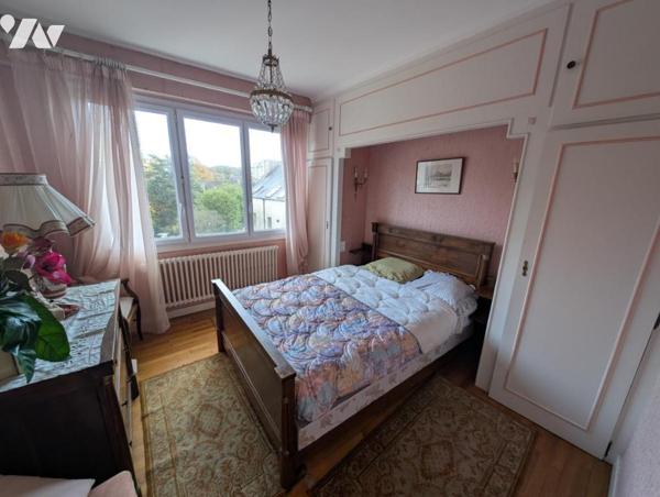 LANNION – Plein centre-ville – Immeuble avec local commercial et habitation sur parcelle constructib