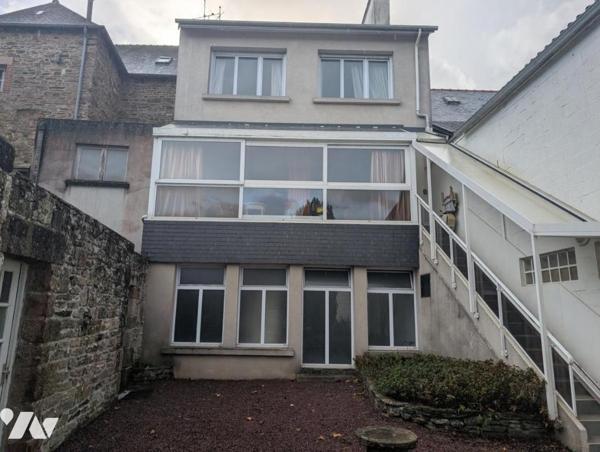 LANNION – Plein centre-ville – Immeuble avec local commercial et habitation sur parcelle constructib