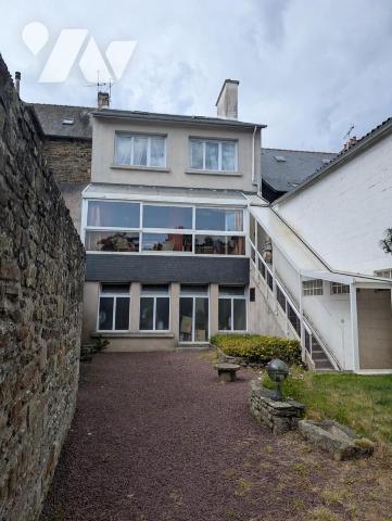 LANNION – Plein centre-ville – Immeuble avec local commercial et habitation sur parcelle constructib