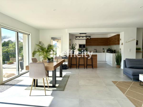 Maison
         5 pièces
        - 150 m² Bien prestige 780 000 € *