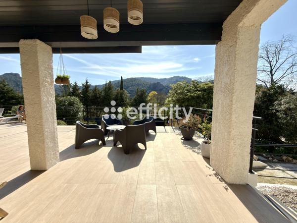 Maison
         5 pièces
        - 150 m² Bien prestige 780 000 € *