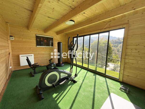 Maison
         5 pièces
        - 150 m² Bien prestige 780 000 € *