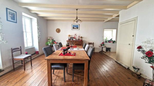 Immeuble à SAINT-JEAN-D'ANGELY, 17400 - 221m²