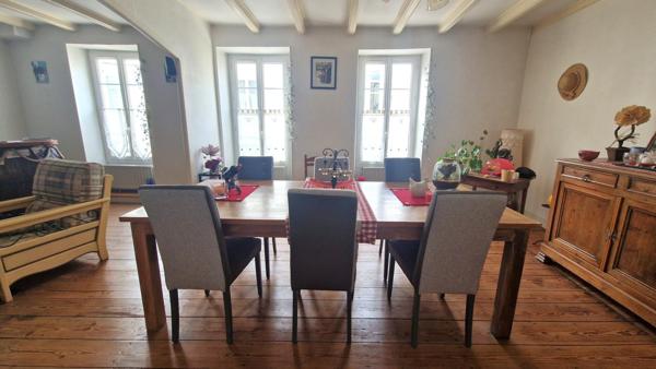 Immeuble à SAINT-JEAN-D'ANGELY, 17400 - 221m²