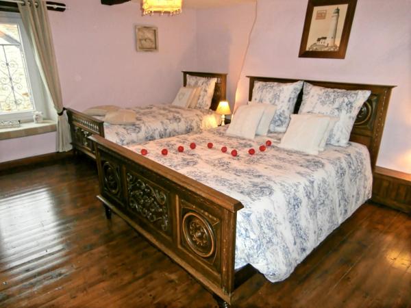 Maison rénovée, volumes et stationnement généreux