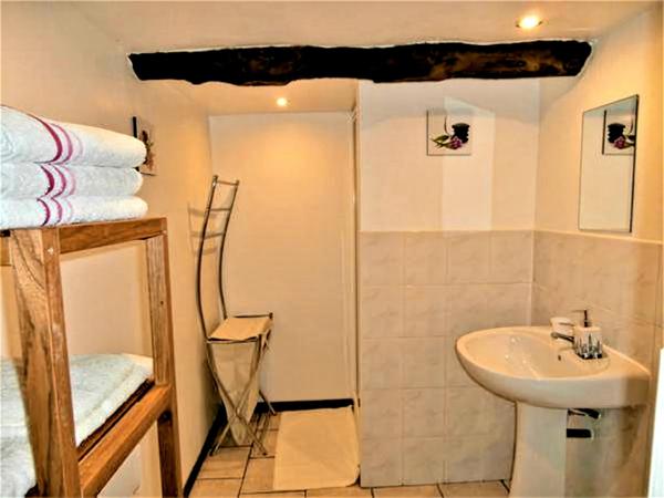 Maison rénovée, volumes et stationnement généreux