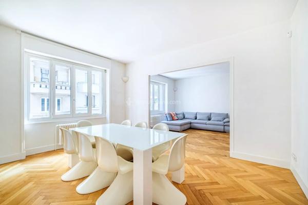 Vente                                                      Appartement
                        
                     6 pièces                      164 m2                     à Lyon 6