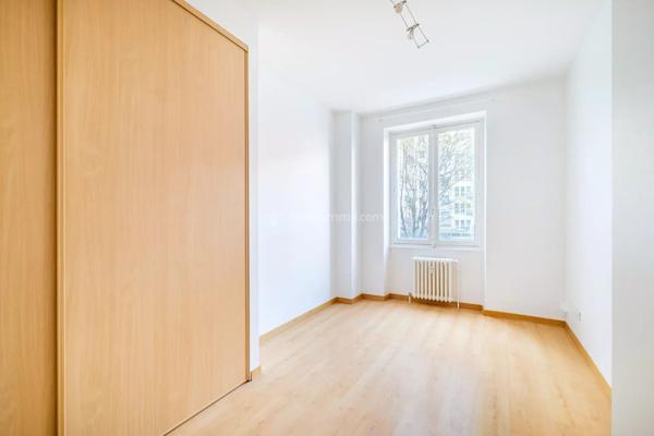 Vente                                                      Appartement
                        
                     6 pièces                      164 m2                     à Lyon 6