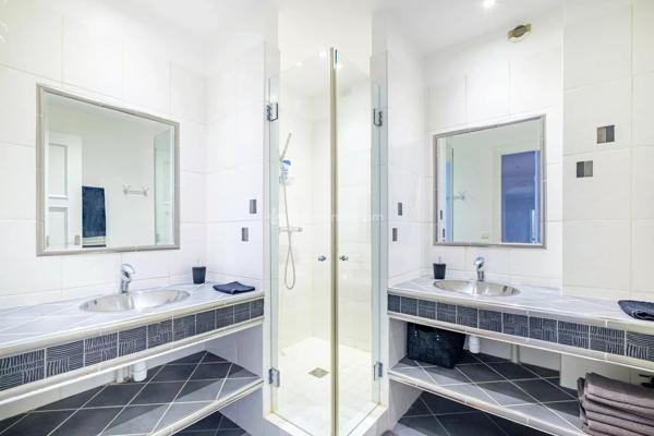 Vente                                                      Appartement
                        
                     6 pièces                      164 m2                     à Lyon 6