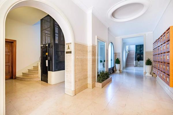 Vente                                                      Appartement
                        
                     6 pièces                      164 m2                     à Lyon 6