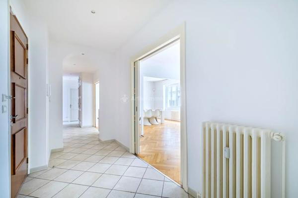 Vente                                                      Appartement
                        
                     6 pièces                      164 m2                     à Lyon 6