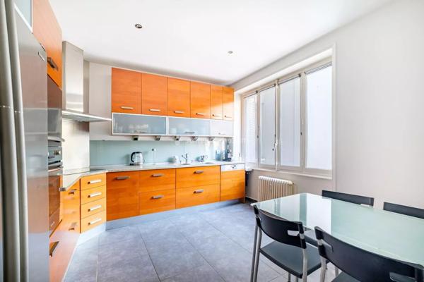 Vente                                                      Appartement
                        
                     6 pièces                      164 m2                     à Lyon 6