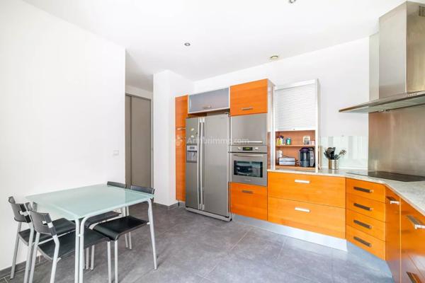 Vente                                                      Appartement
                        
                     6 pièces                      164 m2                     à Lyon 6