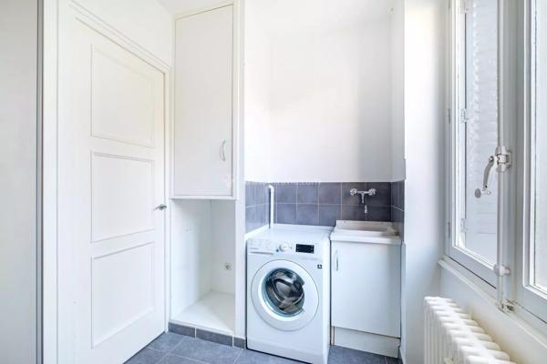 Vente                                                      Appartement
                        
                     6 pièces                      164 m2                     à Lyon 6