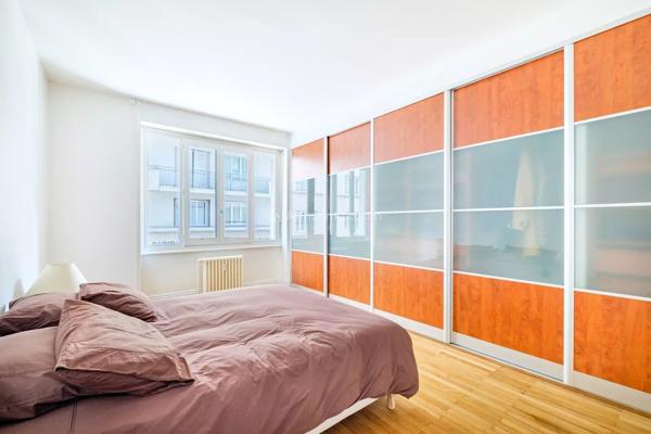 Vente                                                      Appartement
                        
                     6 pièces                      164 m2                     à Lyon 6