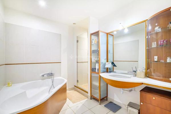 Vente                                                      Appartement
                        
                     6 pièces                      164 m2                     à Lyon 6