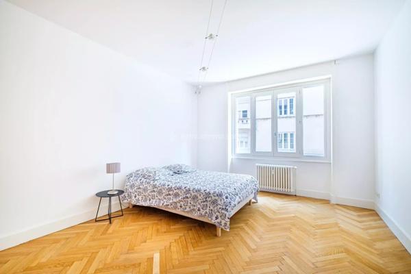 Vente                                                      Appartement
                        
                     6 pièces                      164 m2                     à Lyon 6