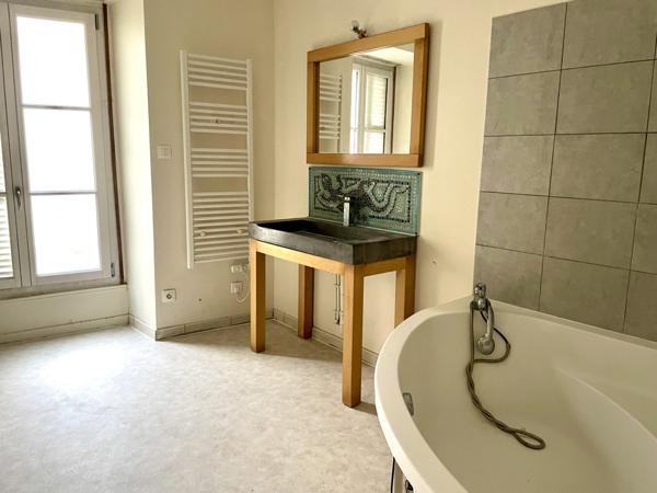 MAISON DE CARACTERE //ATYPIQUE // CENTRE MIREBEAU