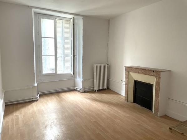 MAISON DE CARACTERE //ATYPIQUE // CENTRE MIREBEAU