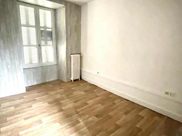 MAISON DE CARACTERE //ATYPIQUE // CENTRE MIREBEAU