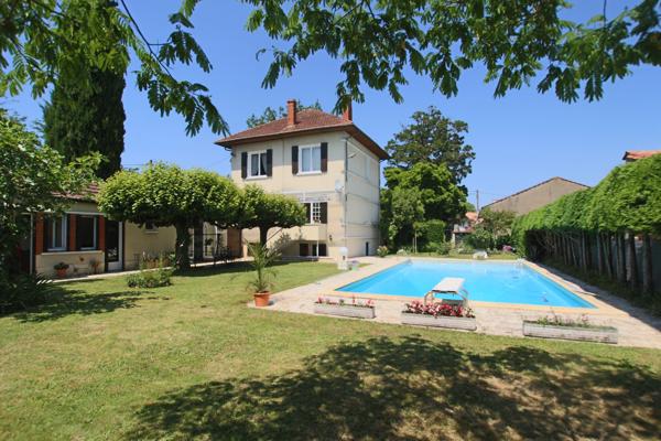 Villa des années 30 avec 2ème maison, grand jardin, grand garage et grande piscine