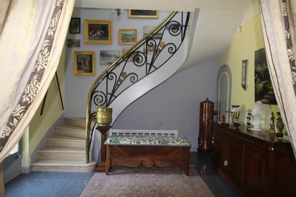 Villa des années 30 avec 2ème maison, grand jardin, grand garage et grande piscine