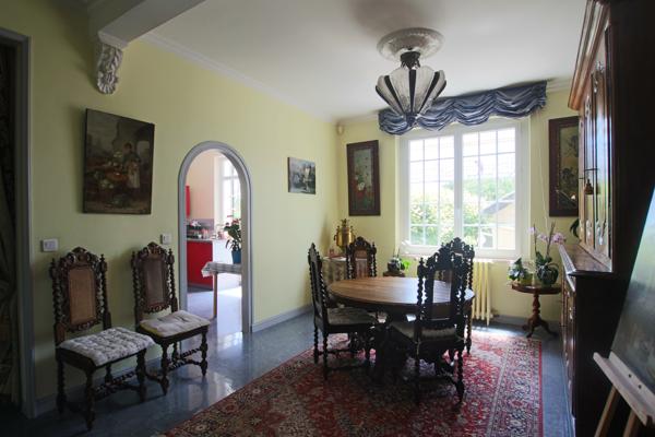 Villa des années 30 avec 2ème maison, grand jardin, grand garage et grande piscine