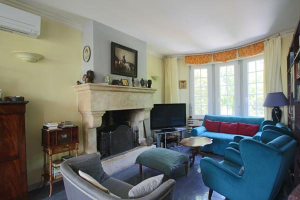 Villa des années 30 avec 2ème maison, grand jardin, grand garage et grande piscine