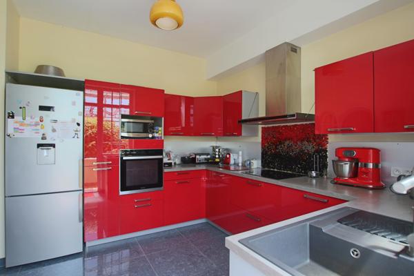 Villa des années 30 avec 2ème maison, grand jardin, grand garage et grande piscine