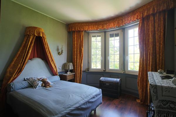 Villa des années 30 avec 2ème maison, grand jardin, grand garage et grande piscine
