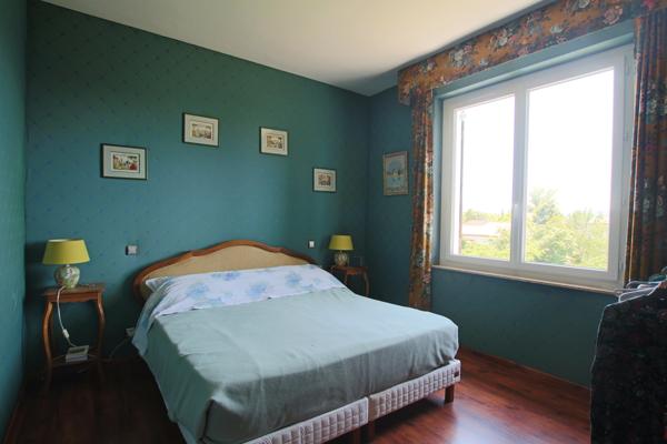Villa des années 30 avec 2ème maison, grand jardin, grand garage et grande piscine