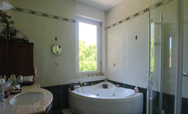 Villa des années 30 avec 2ème maison, grand jardin, grand garage et grande piscine