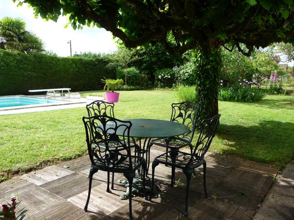 Villa des années 30 avec 2ème maison, grand jardin, grand garage et grande piscine