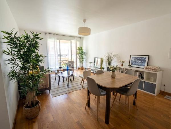 Installé au troisième étage (avec ascenseur) d'une résidence récente et bien tenue de la rue Jean Moulin, cet appartement de trois pièces offre un cadre de vie particulièrement équilibré et fonctionnel. 
L'appartement se compose d'une entrée avec rangement, d'une cuisine équipée et aménagée, d'un séjour spacieux de plus de 26 m², très simple à aménager pour organiser à la fois un coin salon confortable et un vrai espace repas. Cet espace de vie s'ouvre directement sur une loggia de 9,3 m² entièrement abritée et plein sud.

Côté nuit, le dégagement dessert une salle de bain et deux chambres lumineuses avec dressing. L'agencement global est rationnel, bien pensé et pratique au quotidien.

Sur le plan technique et énergétique, le logement bénéficie d'un très bon classement en DPE B, gage d'une isolation efficace et de dépenses de chauffage bien maîtrisées. Une place de stationnement privative située dans le sous-sol sécurisé de la copropriété vient compléter l'ensemble.

L'emplacement permet un accès immédiat à la gare RER (RER A et Transilien L vers Paris et La Défense en 20min), aux commerces de proximité et aux écoles (crèche, maternelle, primaire, collège et lycée). L'accès à pied à la forêt de Saint-Germain-en-Laye constitue également un atout majeur pour les promenades et les loisirs.

Un bien sain, confortable et agréable à vivre, parfaitement adapté à tous.