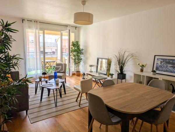 Installé au troisième étage (avec ascenseur) d'une résidence récente et bien tenue de la rue Jean Moulin, cet appartement de trois pièces offre un cadre de vie particulièrement équilibré et fonctionnel. 
L'appartement se compose d'une entrée avec rangement, d'une cuisine équipée et aménagée, d'un séjour spacieux de plus de 26 m², très simple à aménager pour organiser à la fois un coin salon confortable et un vrai espace repas. Cet espace de vie s'ouvre directement sur une loggia de 9,3 m² entièrement abritée et plein sud.

Côté nuit, le dégagement dessert une salle de bain et deux chambres lumineuses avec dressing. L'agencement global est rationnel, bien pensé et pratique au quotidien.

Sur le plan technique et énergétique, le logement bénéficie d'un très bon classement en DPE B, gage d'une isolation efficace et de dépenses de chauffage bien maîtrisées. Une place de stationnement privative située dans le sous-sol sécurisé de la copropriété vient compléter l'ensemble.

L'emplacement permet un accès immédiat à la gare RER (RER A et Transilien L vers Paris et La Défense en 20min), aux commerces de proximité et aux écoles (crèche, maternelle, primaire, collège et lycée). L'accès à pied à la forêt de Saint-Germain-en-Laye constitue également un atout majeur pour les promenades et les loisirs.

Un bien sain, confortable et agréable à vivre, parfaitement adapté à tous.