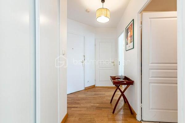 Installé au troisième étage (avec ascenseur) d'une résidence récente et bien tenue de la rue Jean Moulin, cet appartement de trois pièces offre un cadre de vie particulièrement équilibré et fonctionnel. 
L'appartement se compose d'une entrée avec rangement, d'une cuisine équipée et aménagée, d'un séjour spacieux de plus de 26 m², très simple à aménager pour organiser à la fois un coin salon confortable et un vrai espace repas. Cet espace de vie s'ouvre directement sur une loggia de 9,3 m² entièrement abritée et plein sud.

Côté nuit, le dégagement dessert une salle de bain et deux chambres lumineuses avec dressing. L'agencement global est rationnel, bien pensé et pratique au quotidien.

Sur le plan technique et énergétique, le logement bénéficie d'un très bon classement en DPE B, gage d'une isolation efficace et de dépenses de chauffage bien maîtrisées. Une place de stationnement privative située dans le sous-sol sécurisé de la copropriété vient compléter l'ensemble.

L'emplacement permet un accès immédiat à la gare RER (RER A et Transilien L vers Paris et La Défense en 20min), aux commerces de proximité et aux écoles (crèche, maternelle, primaire, collège et lycée). L'accès à pied à la forêt de Saint-Germain-en-Laye constitue également un atout majeur pour les promenades et les loisirs.

Un bien sain, confortable et agréable à vivre, parfaitement adapté à tous.