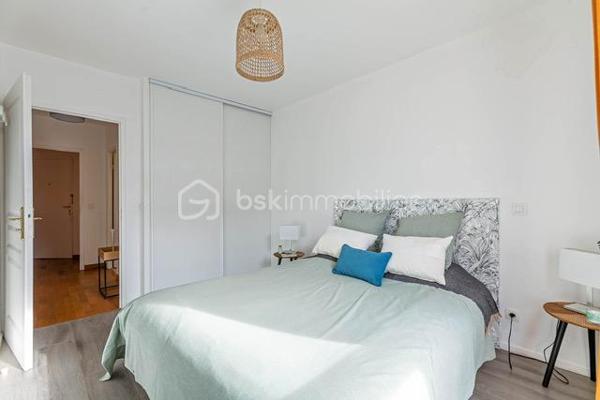 Installé au troisième étage (avec ascenseur) d'une résidence récente et bien tenue de la rue Jean Moulin, cet appartement de trois pièces offre un cadre de vie particulièrement équilibré et fonctionnel. 
L'appartement se compose d'une entrée avec rangement, d'une cuisine équipée et aménagée, d'un séjour spacieux de plus de 26 m², très simple à aménager pour organiser à la fois un coin salon confortable et un vrai espace repas. Cet espace de vie s'ouvre directement sur une loggia de 9,3 m² entièrement abritée et plein sud.

Côté nuit, le dégagement dessert une salle de bain et deux chambres lumineuses avec dressing. L'agencement global est rationnel, bien pensé et pratique au quotidien.

Sur le plan technique et énergétique, le logement bénéficie d'un très bon classement en DPE B, gage d'une isolation efficace et de dépenses de chauffage bien maîtrisées. Une place de stationnement privative située dans le sous-sol sécurisé de la copropriété vient compléter l'ensemble.

L'emplacement permet un accès immédiat à la gare RER (RER A et Transilien L vers Paris et La Défense en 20min), aux commerces de proximité et aux écoles (crèche, maternelle, primaire, collège et lycée). L'accès à pied à la forêt de Saint-Germain-en-Laye constitue également un atout majeur pour les promenades et les loisirs.

Un bien sain, confortable et agréable à vivre, parfaitement adapté à tous.